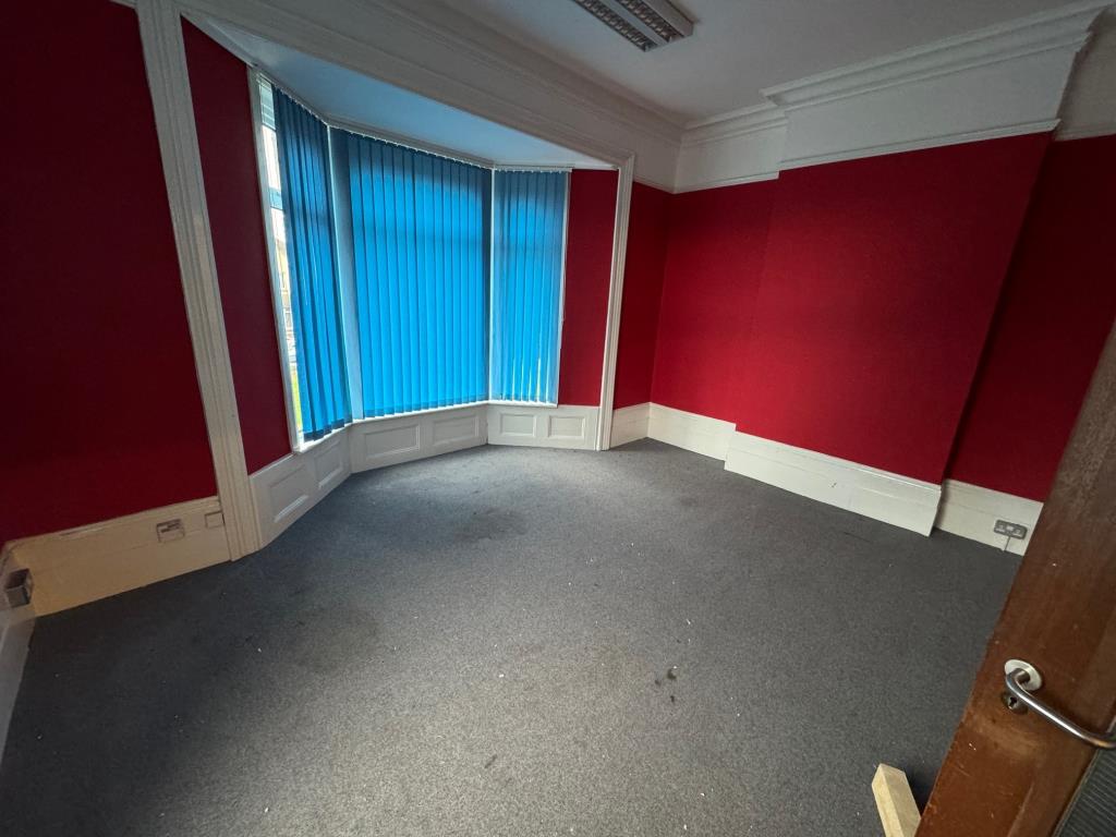 Lot: 91 - SUBSTANTIAL BUILDING WITH ATTACHED SPORTS HALL AND PARKING WITH POTENTIAL - Internal - Room 2